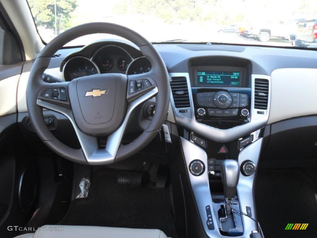 2011 Chevrolet Cruze LT Cocoa/Light Neutral Leather Dashboard Photo #40427428