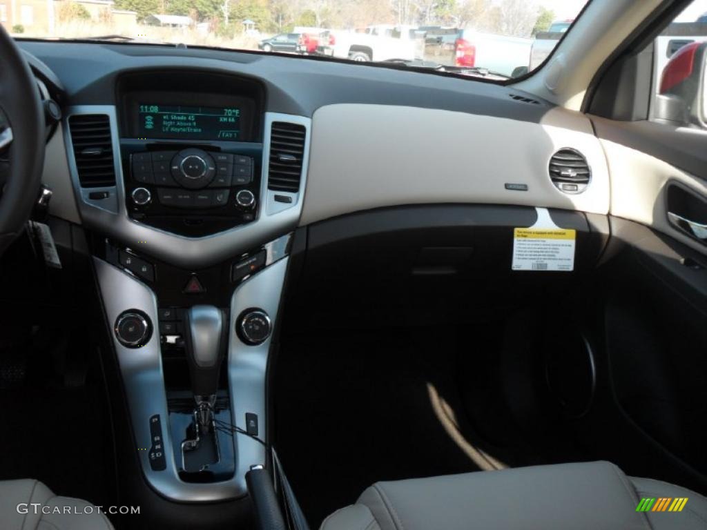 2011 Chevrolet Cruze LT Cocoa/Light Neutral Leather Dashboard Photo #40427444