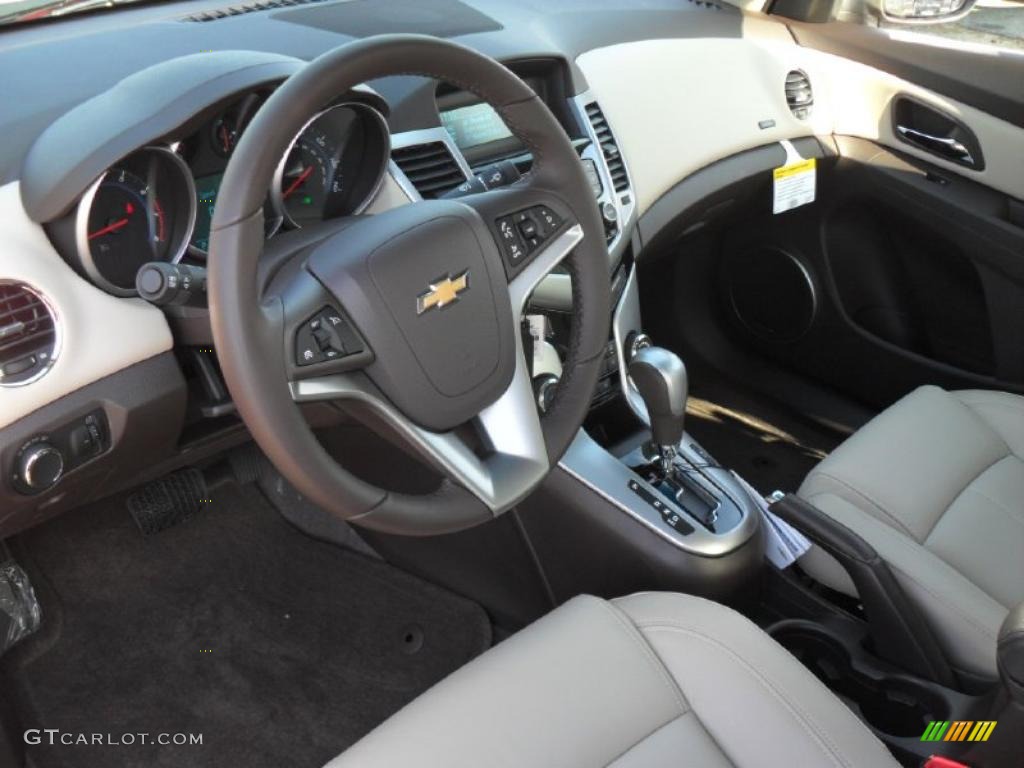 Cocoa/Light Neutral Leather Interior 2011 Chevrolet Cruze LT Photo #40427592