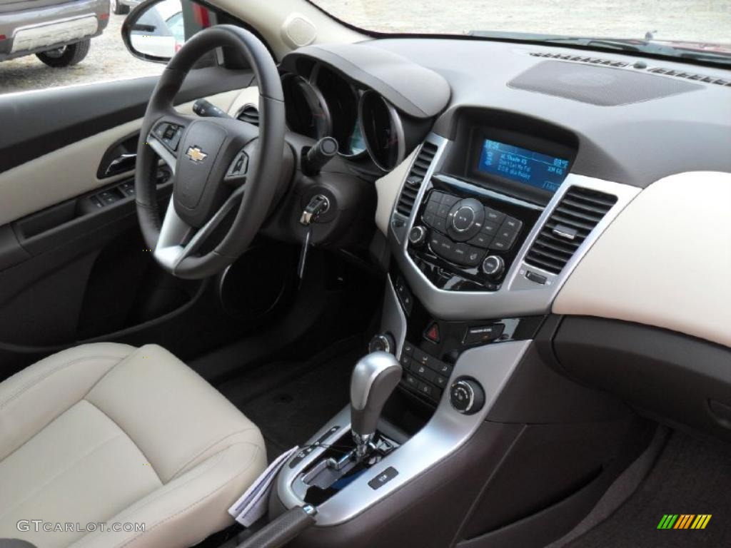 2011 Chevrolet Cruze LT Cocoa/Light Neutral Leather Dashboard Photo #40428352