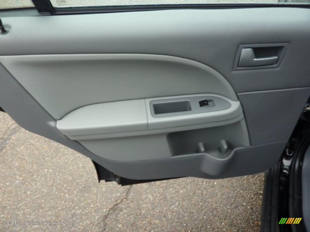 2006 Ford Freestyle SE AWD Shale Grey Door Panel Photo #40433148