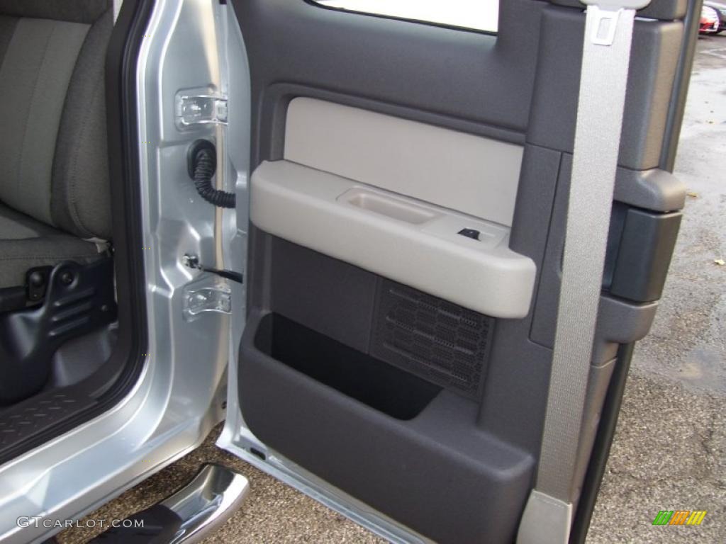 2010 F150 STX SuperCab 4x4 - Ingot Silver Metallic / Medium Stone photo #12