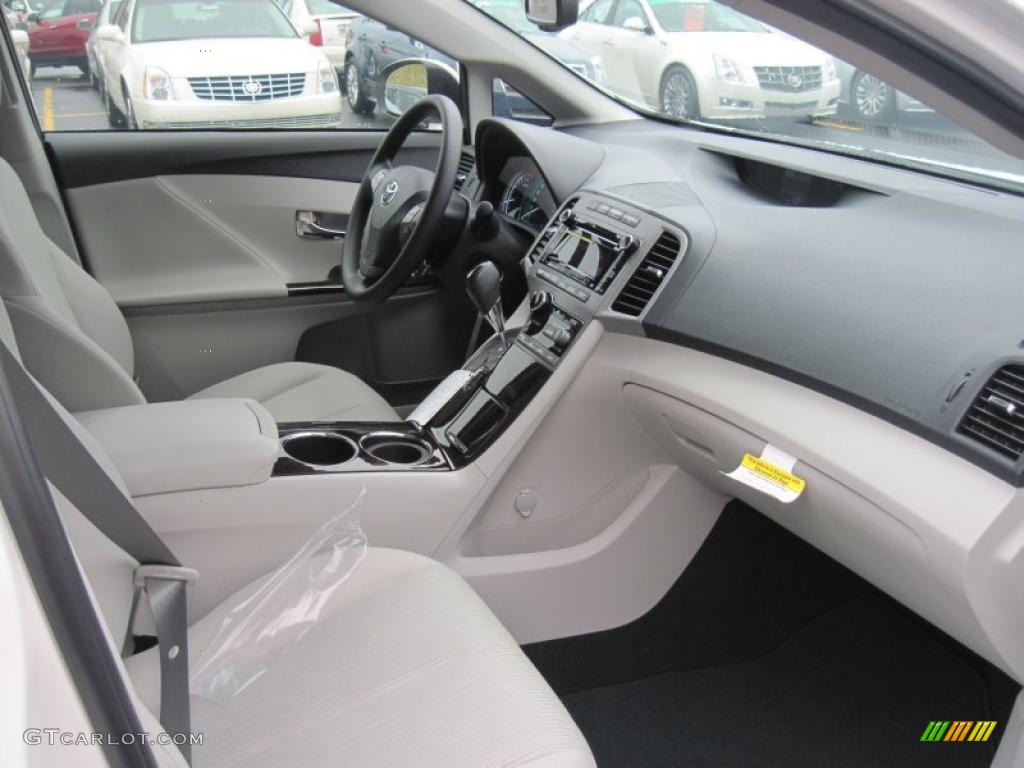 Light Gray Interior 2011 Toyota Venza I4 Photo #40436344