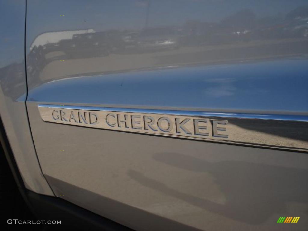 2011 Grand Cherokee Laredo 4x4 - Bright Silver Metallic / Black photo #15