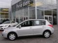 Brilliant Silver - Versa 1.8 S Hatchback Photo No. 4