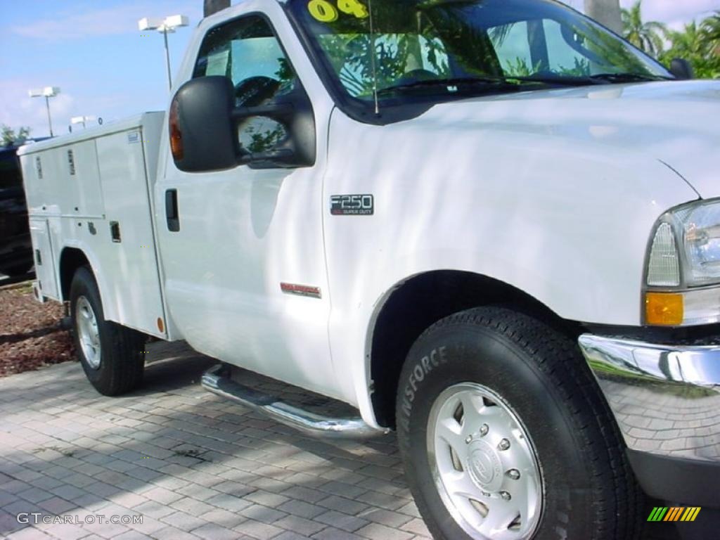 2004 F250 Super Duty XL Regular Cab Chassis - Oxford White / Medium Flint photo #2