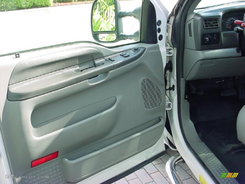 2004 F250 Super Duty XL Regular Cab Chassis - Oxford White / Medium Flint photo #15