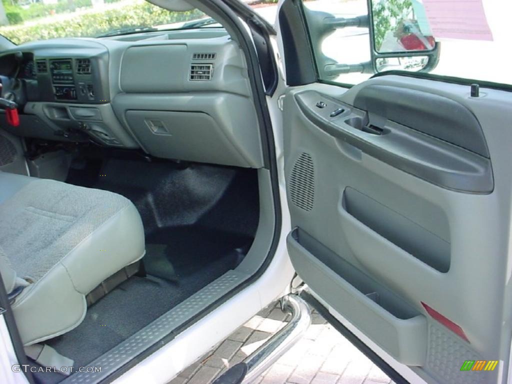 2004 F250 Super Duty XL Regular Cab Chassis - Oxford White / Medium Flint photo #18