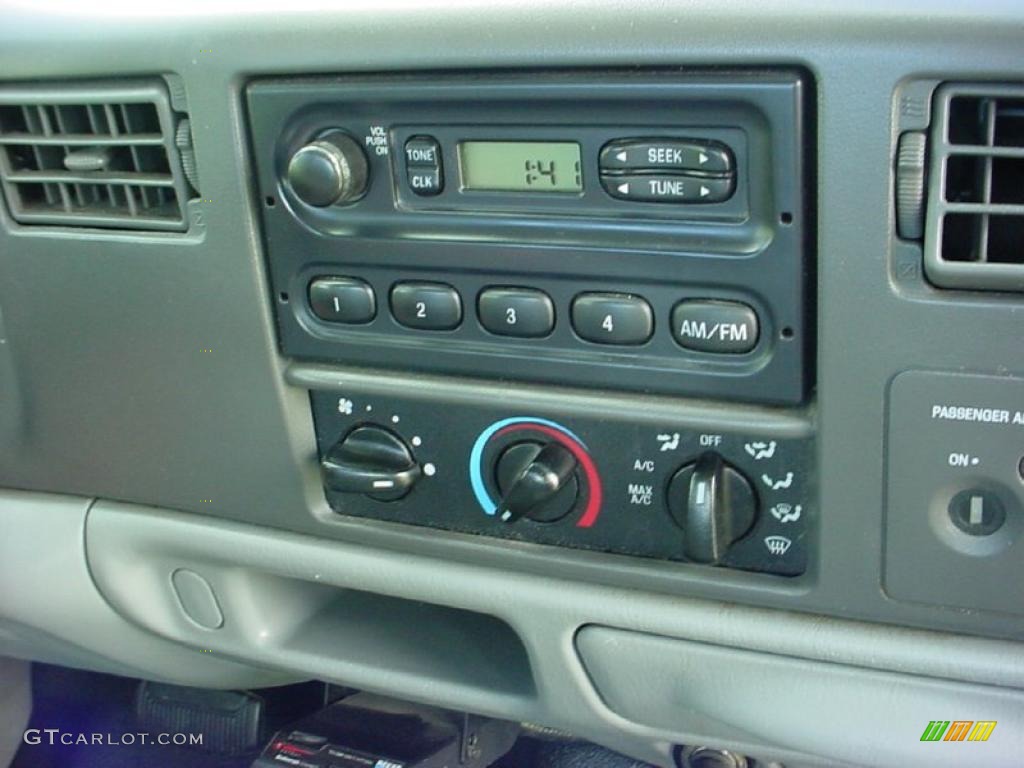 2004 F250 Super Duty XL Regular Cab Chassis - Oxford White / Medium Flint photo #20