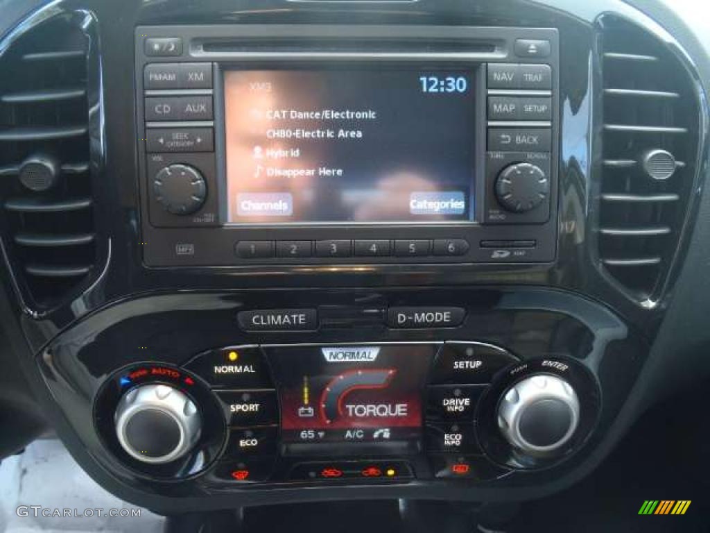 2011 Nissan Juke SL Controls Photo #40480602