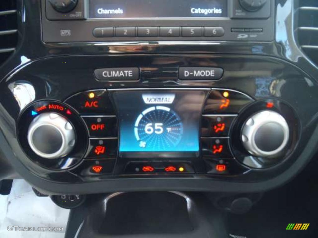 2011 Nissan Juke SL Controls Photo #40480618
