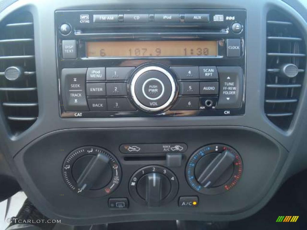 2011 Nissan Juke S Controls Photo #40481018
