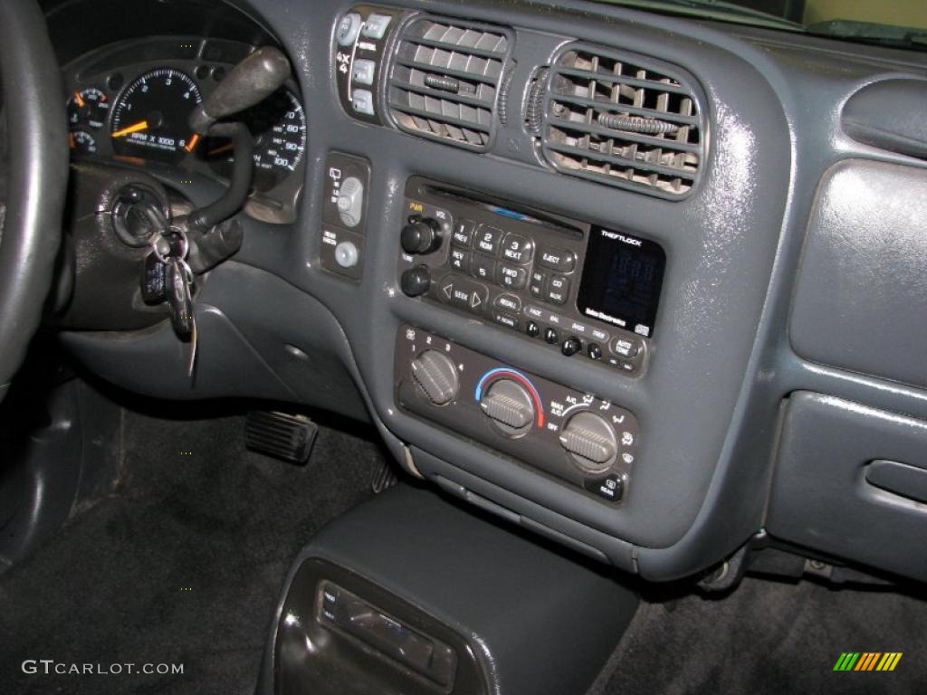 2001 Chevrolet Blazer LS 4x4 Controls Photo #40485554