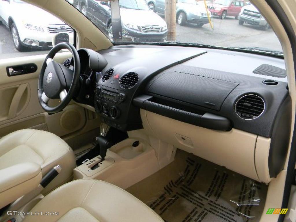2008 Volkswagen New Beetle SE Coupe White Dashboard Photo #40489058