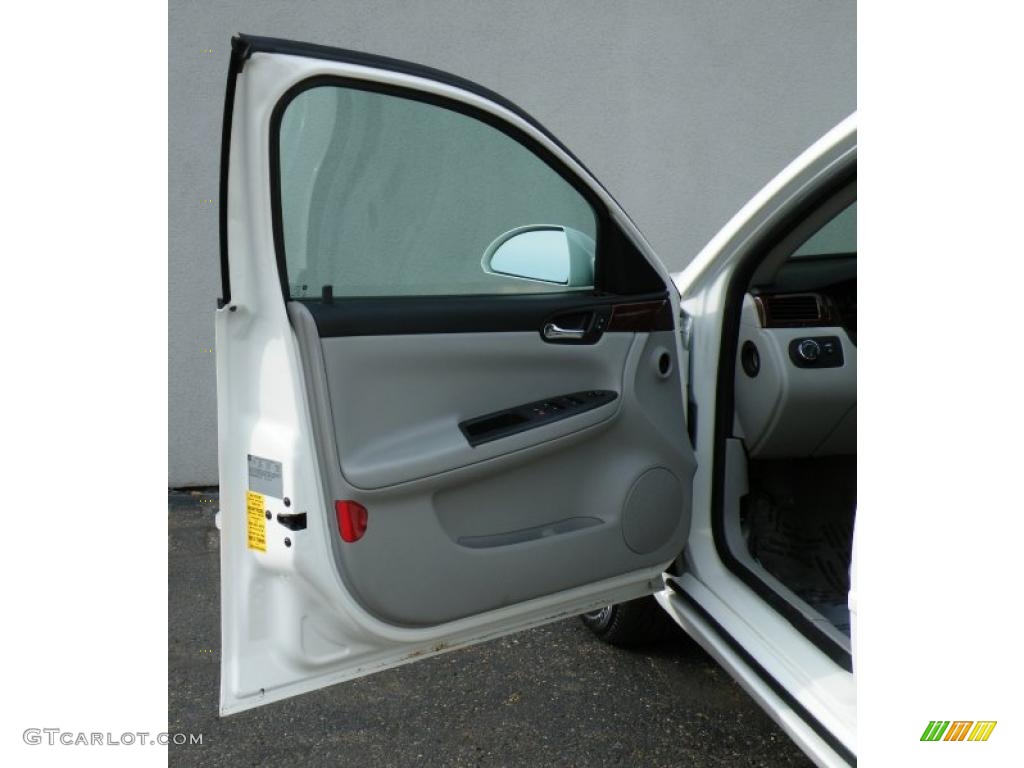 2007 Chevrolet Impala LT Gray Door Panel Photo #40497634