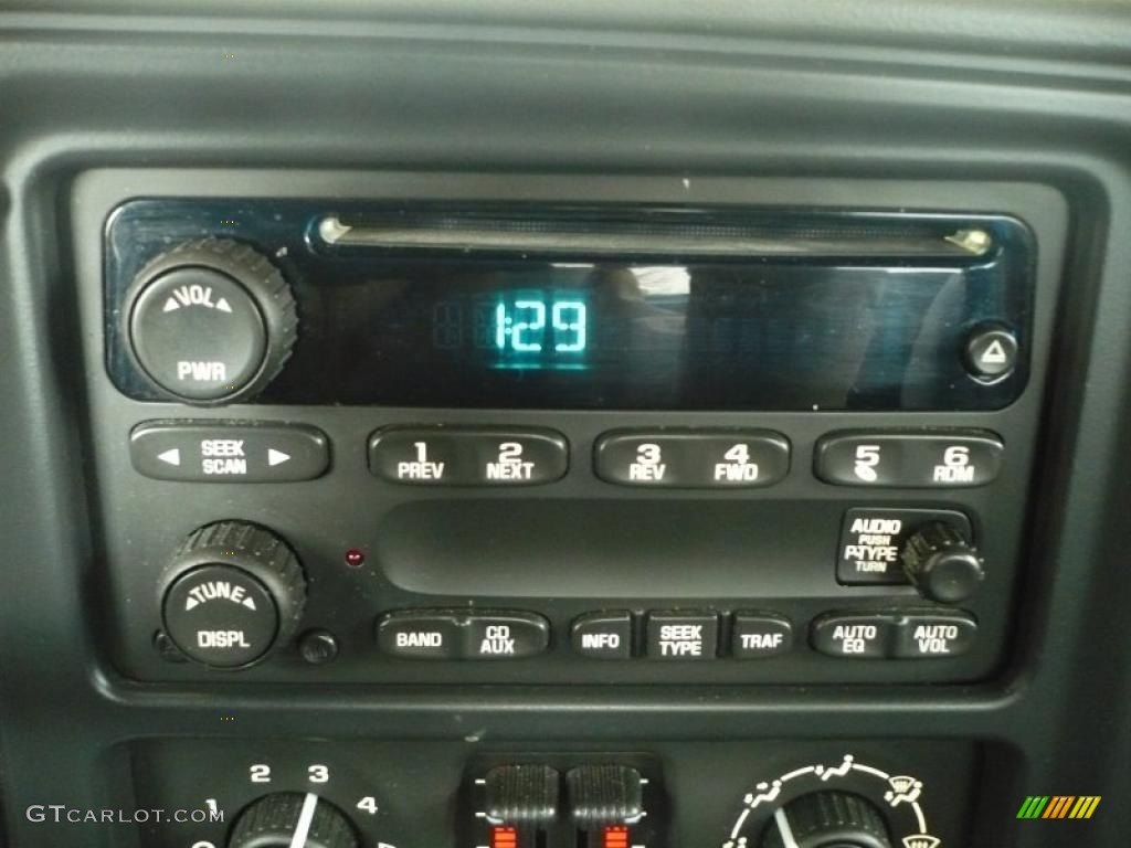 2004 GMC Sierra 1500 SLE Regular Cab 4x4 Controls Photo #40505214