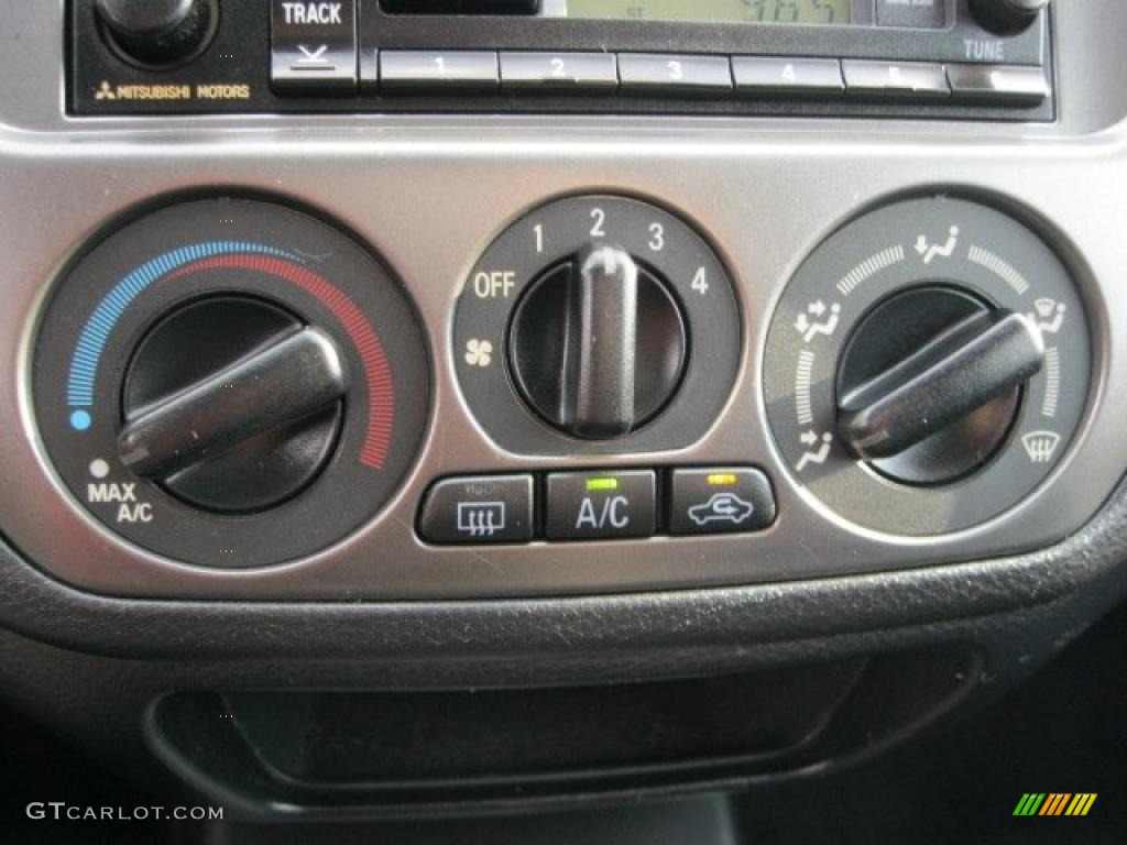 2004 Mitsubishi Lancer RALLIART Controls Photo #40507686