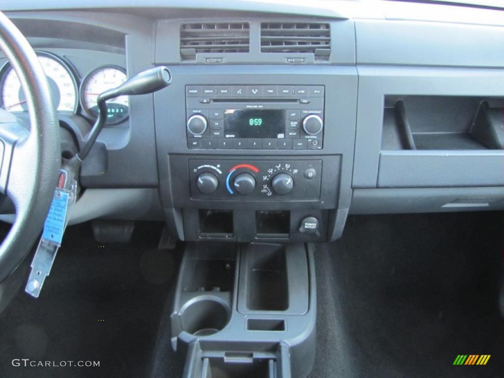 2008 Dodge Dakota SXT Crew Cab Controls Photo #40524964