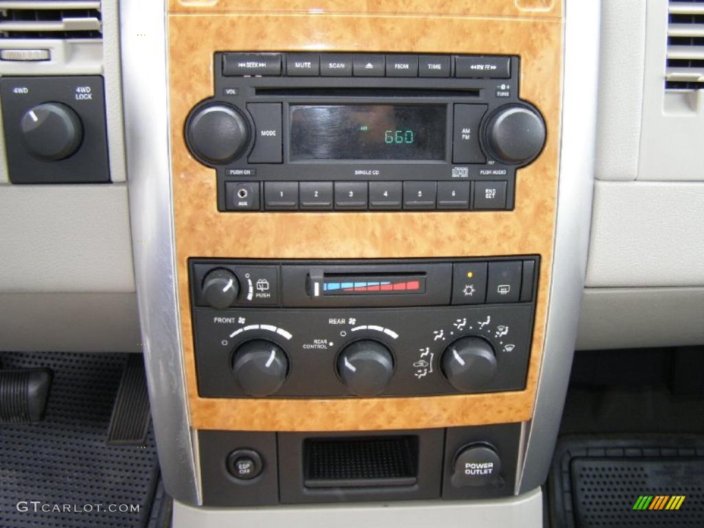 2007 Chrysler Aspen Limited 4WD Controls Photo #40528872