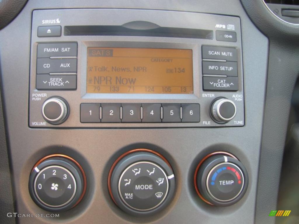2010 Kia Rondo LX Controls Photo #40545301