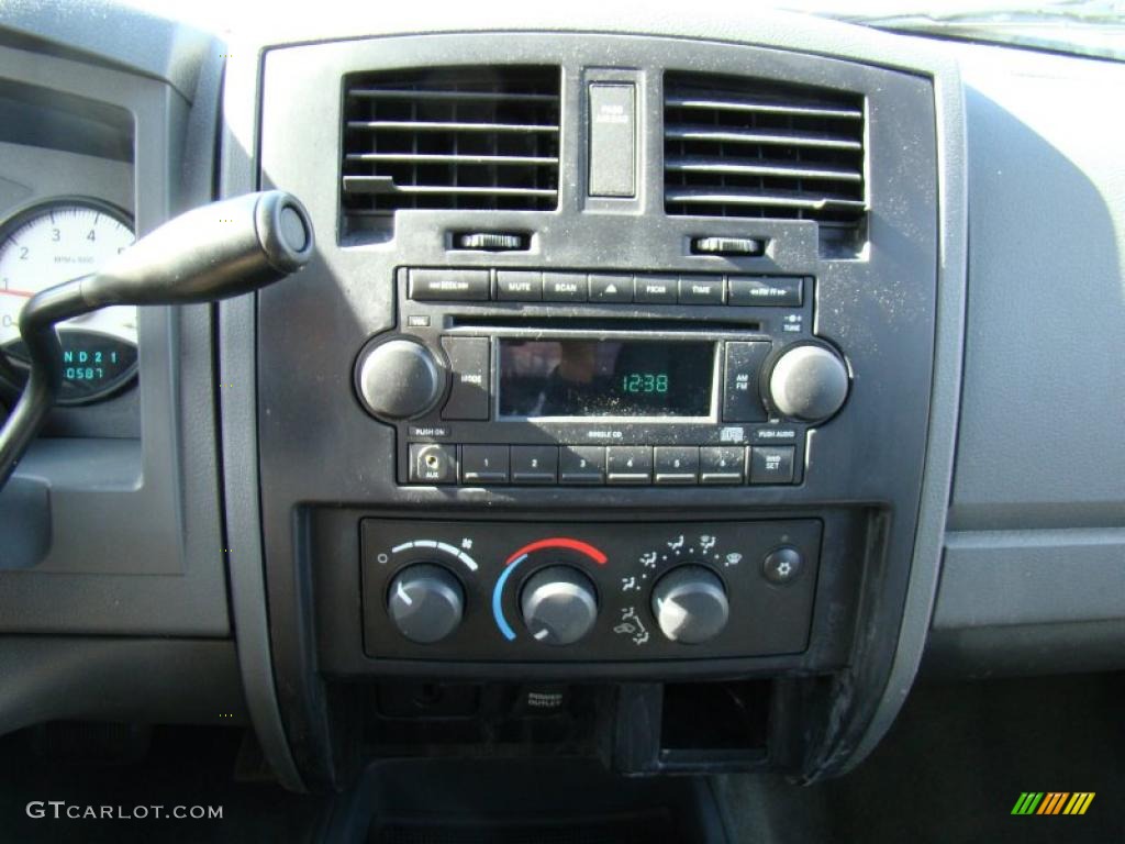 2007 Dodge Dakota ST Club Cab Controls Photo #40552037