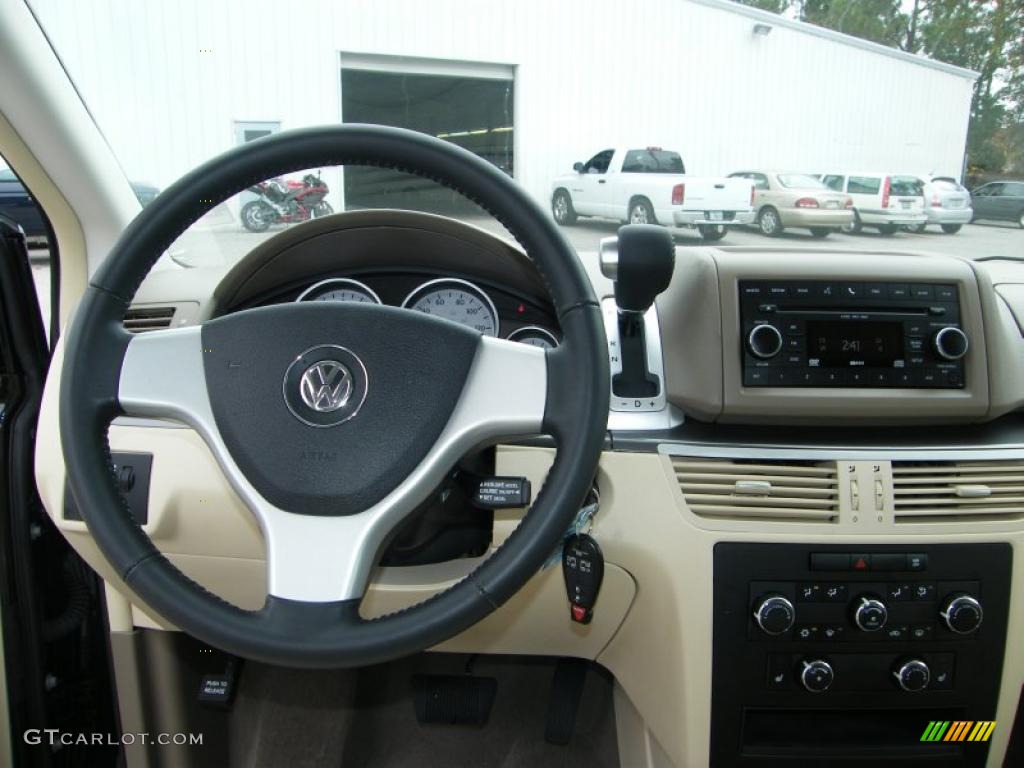 2010 Volkswagen Routan SE Controls Photo #40558265