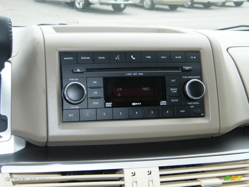 2010 Volkswagen Routan SE Controls Photo #40558297