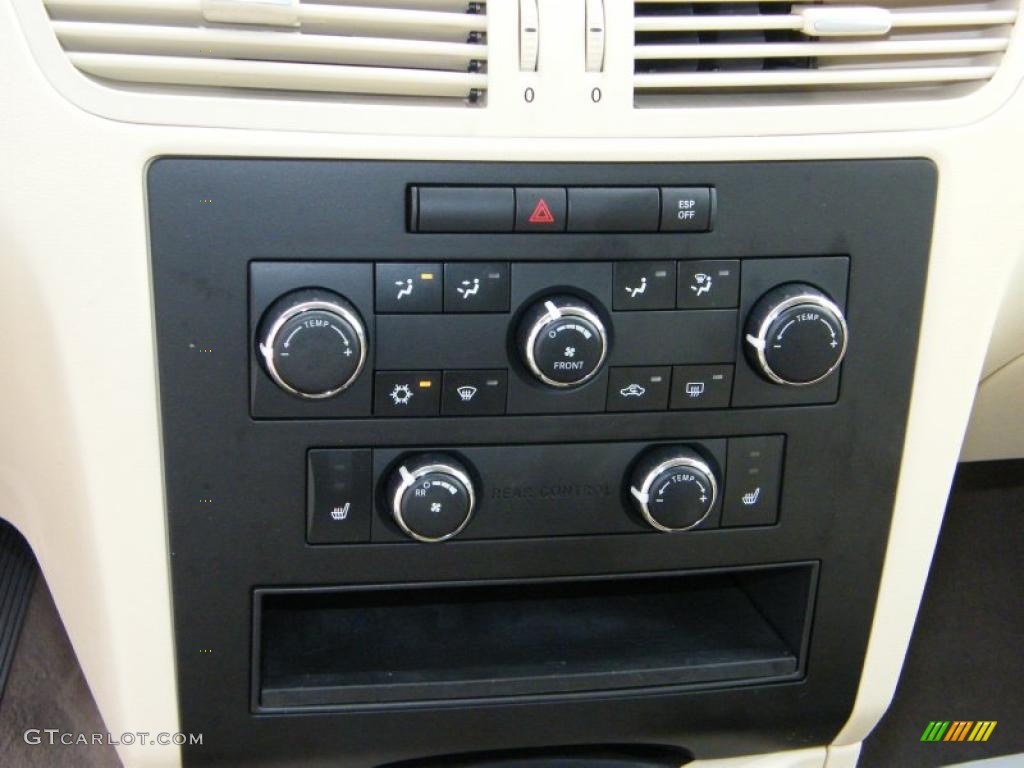 2010 Volkswagen Routan SE Controls Photo #40558309