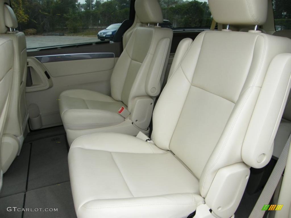 Ceylon Beige Interior 2010 Volkswagen Routan SE Photo #40558325