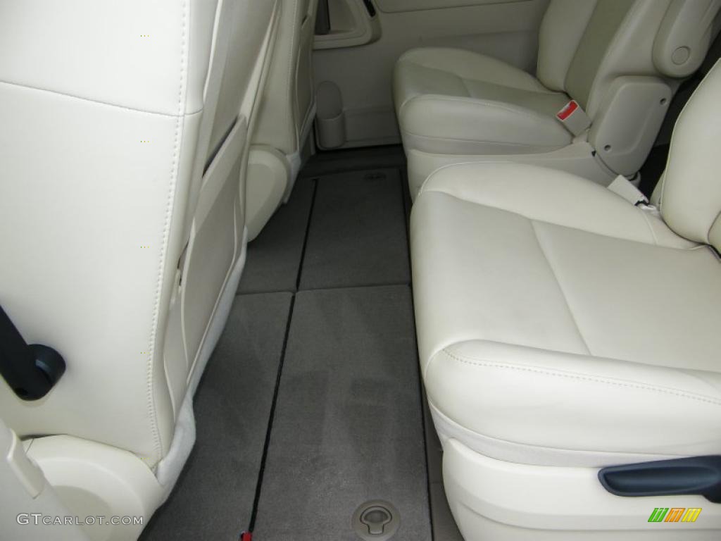 Ceylon Beige Interior 2010 Volkswagen Routan SE Photo #40558337