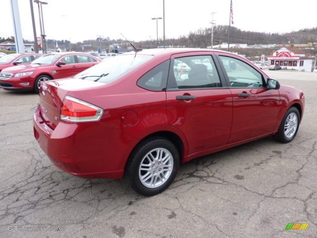 2011 Focus SE Sedan - Sangria Red Metallic / Charcoal Black photo #4