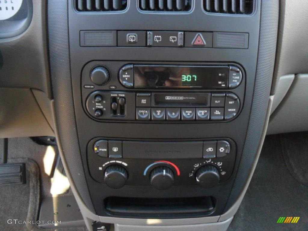 2003 Dodge Caravan SXT Controls Photo #40560521