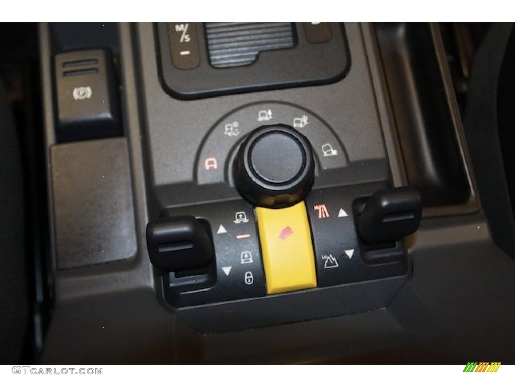 2005 Land Rover LR3 V8 HSE Controls Photo #40563145