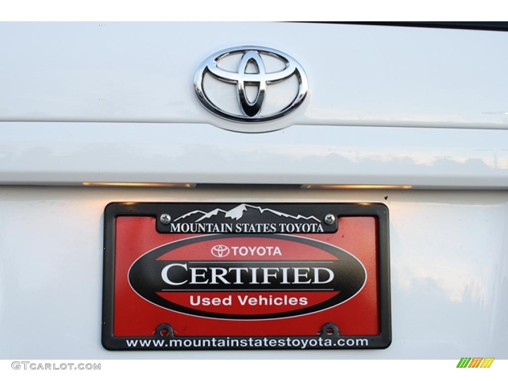 2010 Sienna CE - Super White / Stone photo #28