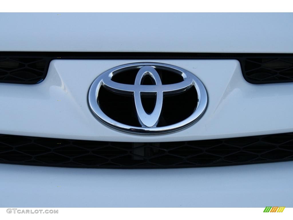 2010 Sienna CE - Super White / Stone photo #32