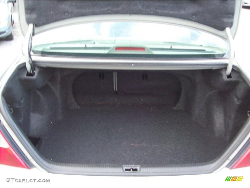 2002 Toyota Camry LE V6 Trunk Photos