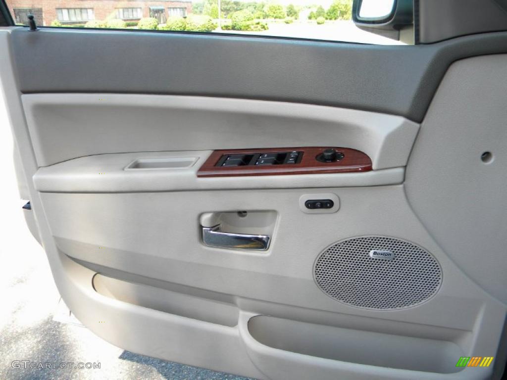2007 Jeep Grand Cherokee Limited CRD 4x4 Dark Khaki/Light Graystone Door Panel Photo #40587305