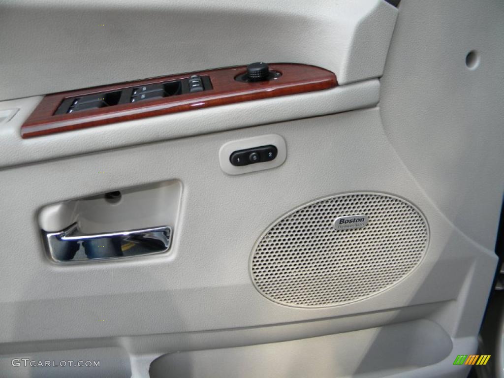 2007 Jeep Grand Cherokee Limited CRD 4x4 Dark Khaki/Light Graystone Door Panel Photo #40587325