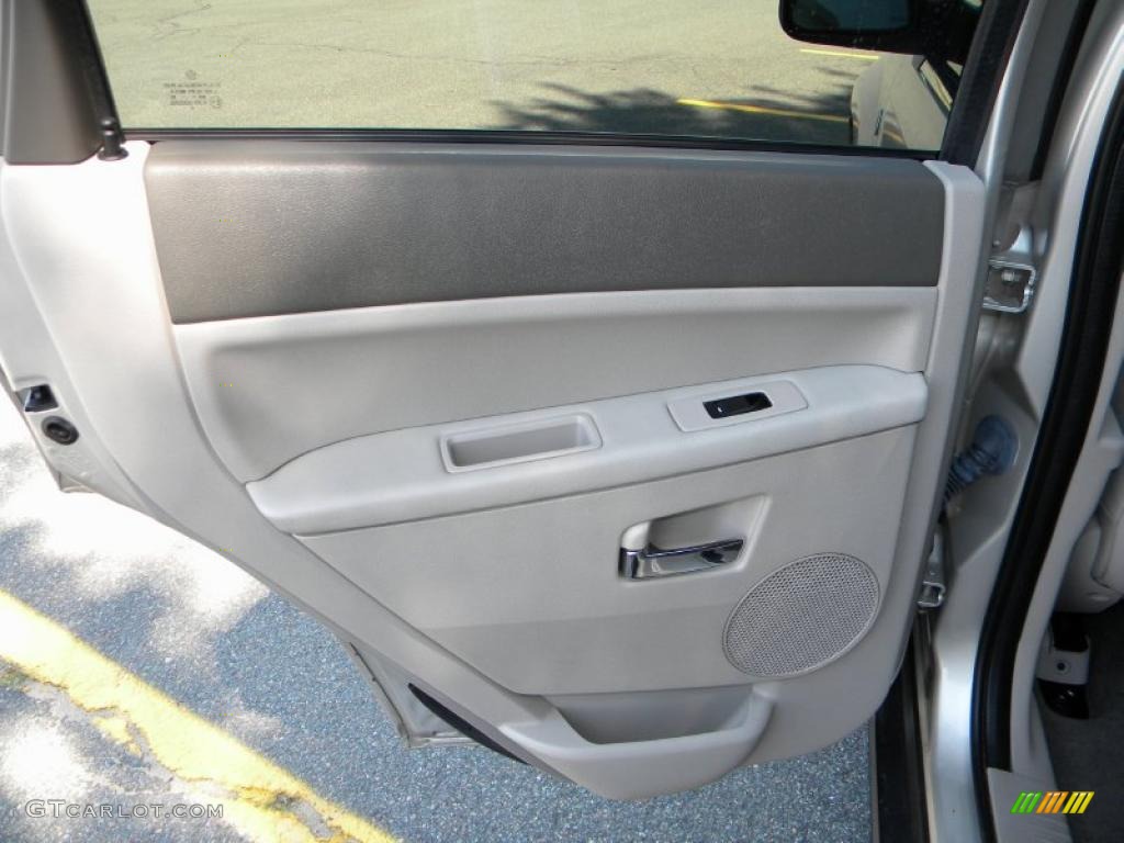 2007 Jeep Grand Cherokee Limited CRD 4x4 Dark Khaki/Light Graystone Door Panel Photo #40587385