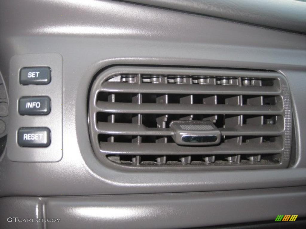 2004 Taurus SES Sedan - Silver Frost Metallic / Medium Graphite photo #29