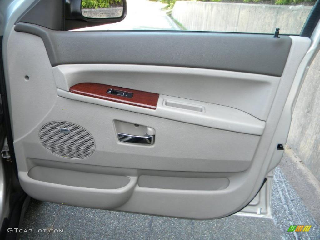 2007 Jeep Grand Cherokee Limited CRD 4x4 Dark Khaki/Light Graystone Door Panel Photo #40587553