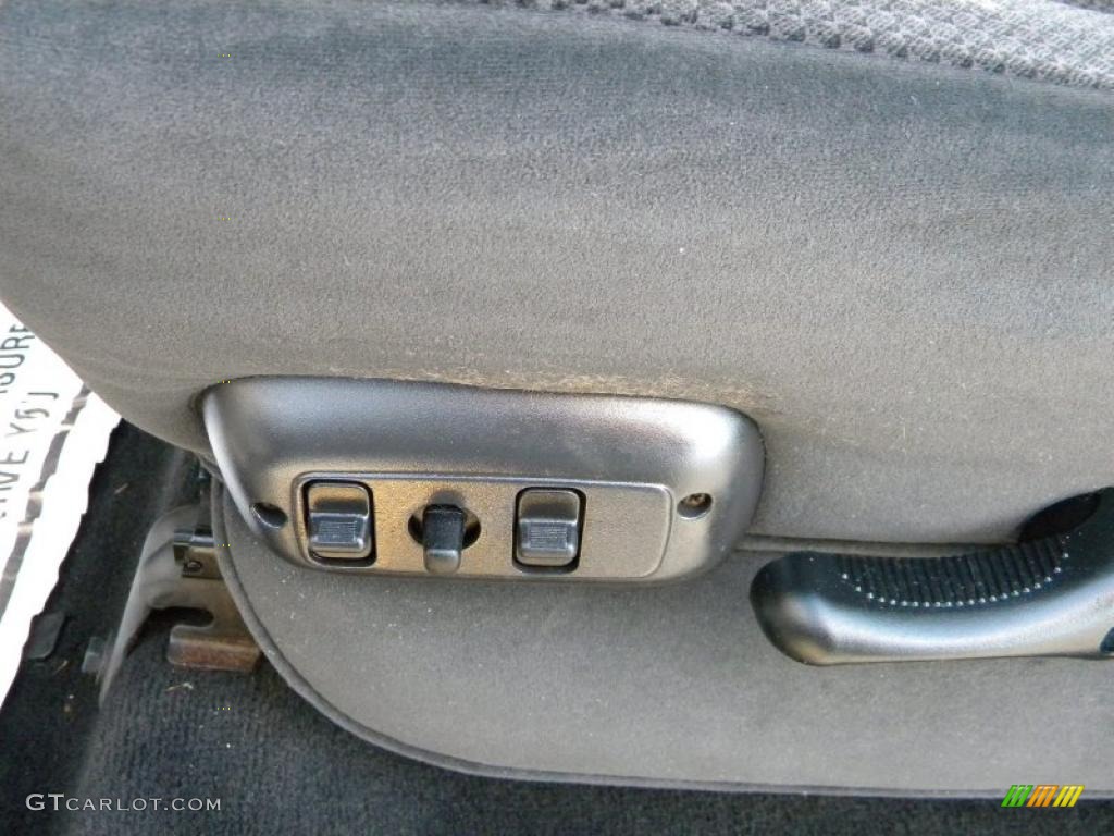 2005 Dodge Ram 2500 SLT Regular Cab 4x4 Controls Photo #40592085