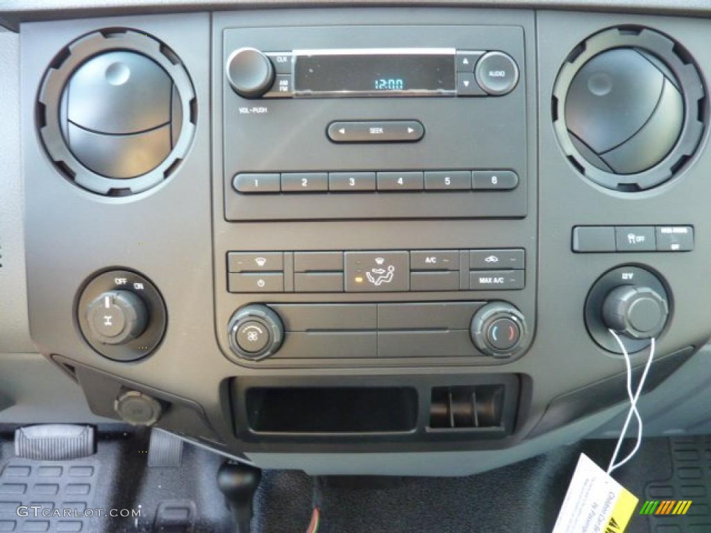 2011 Ford F250 Super Duty XL Regular Cab 4x4 Controls Photo #40599646