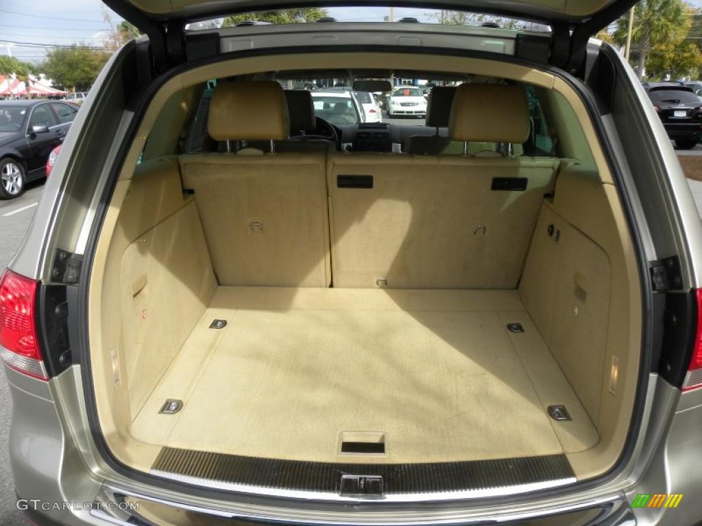 2004 Volkswagen Touareg V8 Trunk Photo #40628082