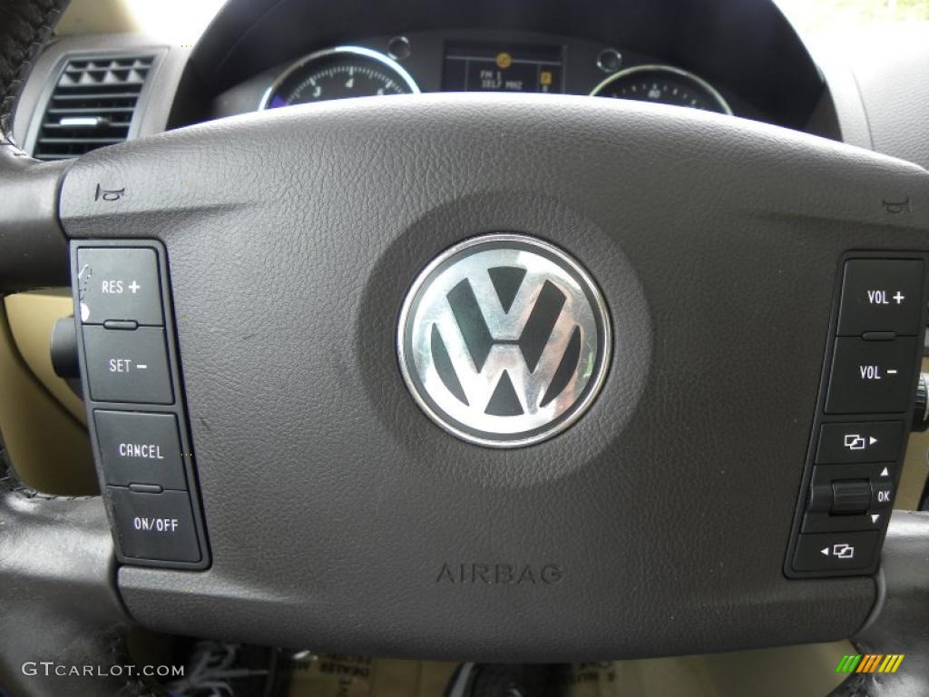 2004 Volkswagen Touareg V8 Pure Beige Steering Wheel Photo #40628190