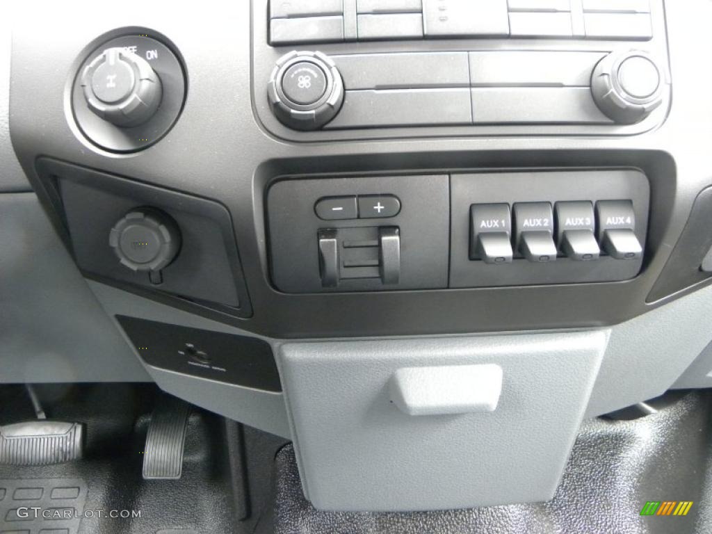 2011 Ford F250 Super Duty XL SuperCab Chassis Controls Photo #40632606