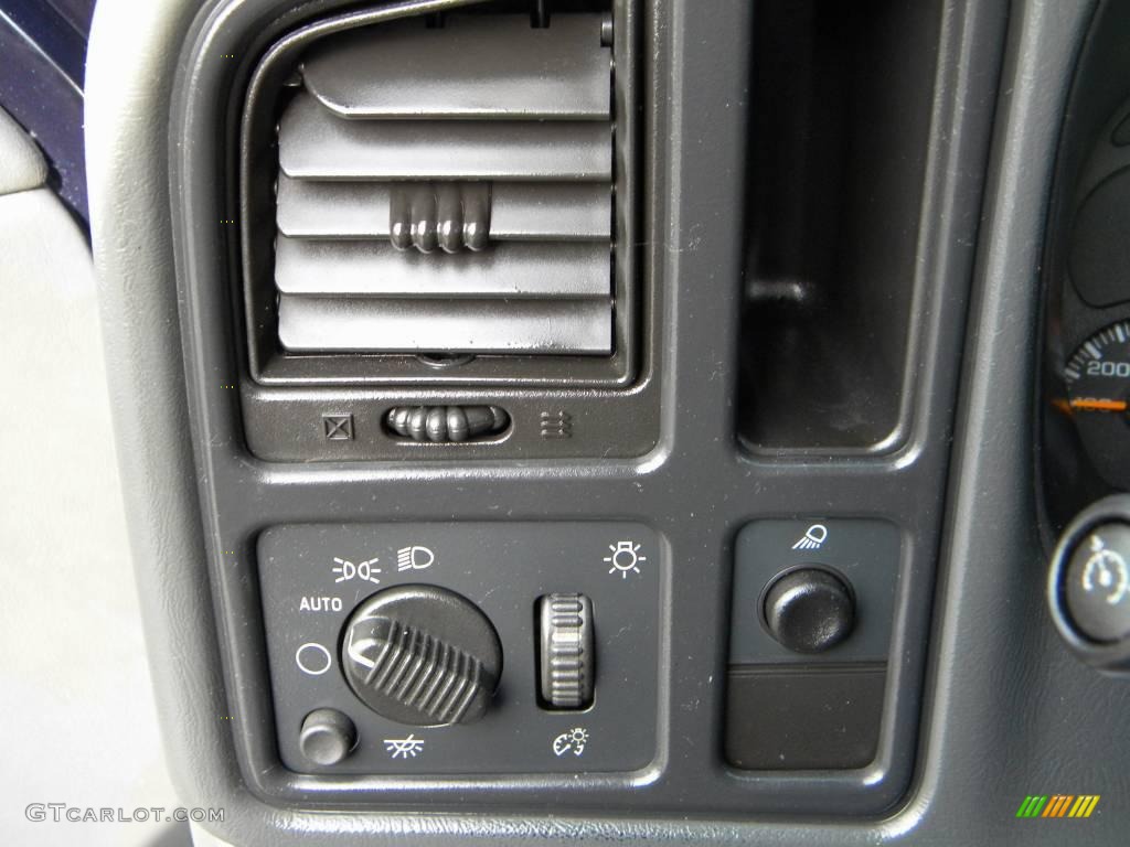 2005 GMC Sierra 2500HD Extended Cab 4x4 Controls Photo #40633510