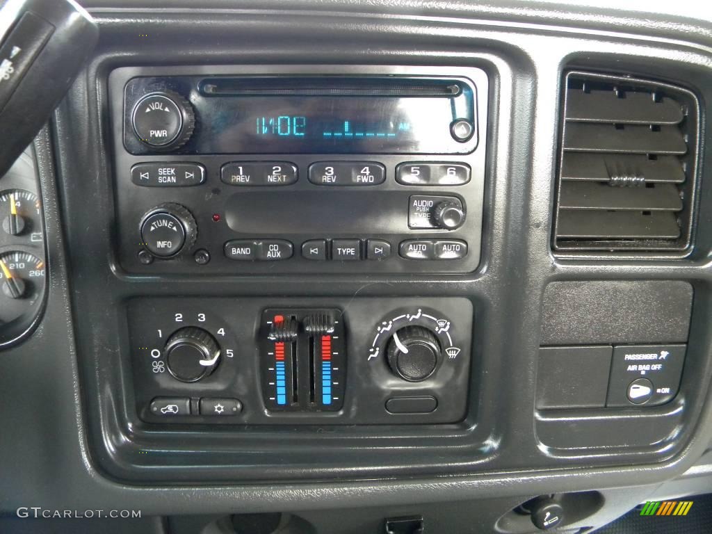 2005 GMC Sierra 2500HD Extended Cab 4x4 Controls Photo #40633526