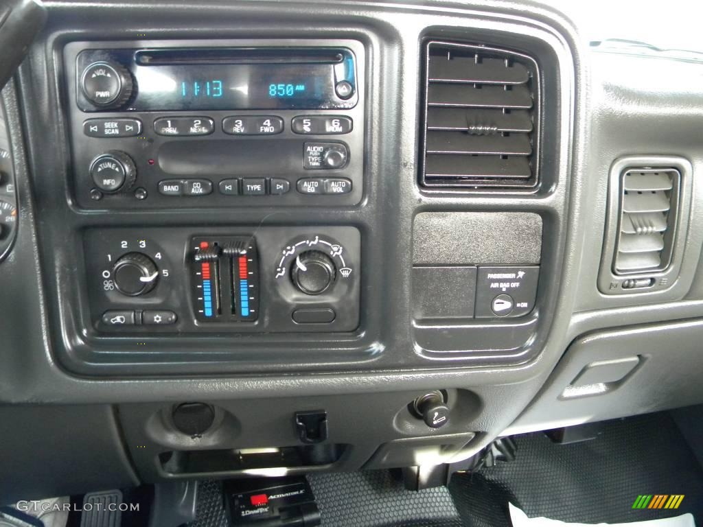 2005 GMC Sierra 2500HD Extended Cab 4x4 Controls Photo #40633558