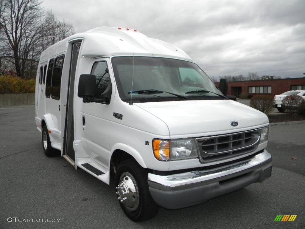 2002 E Series Cutaway E350 Commercial Passenger Van - Oxford White / Medium Graphite photo #2